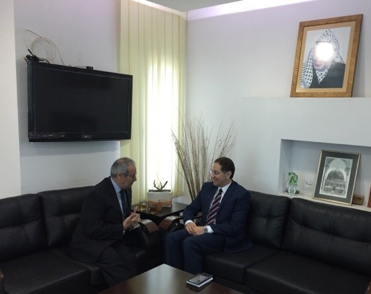 تيسير خالد يلتقي السفير المصري بفلسطين لبحث التطورات السياسي