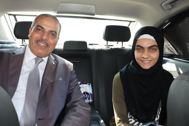 رئيس جامعة الأزهر يصطحب آية نصر في سيارته الخاصة