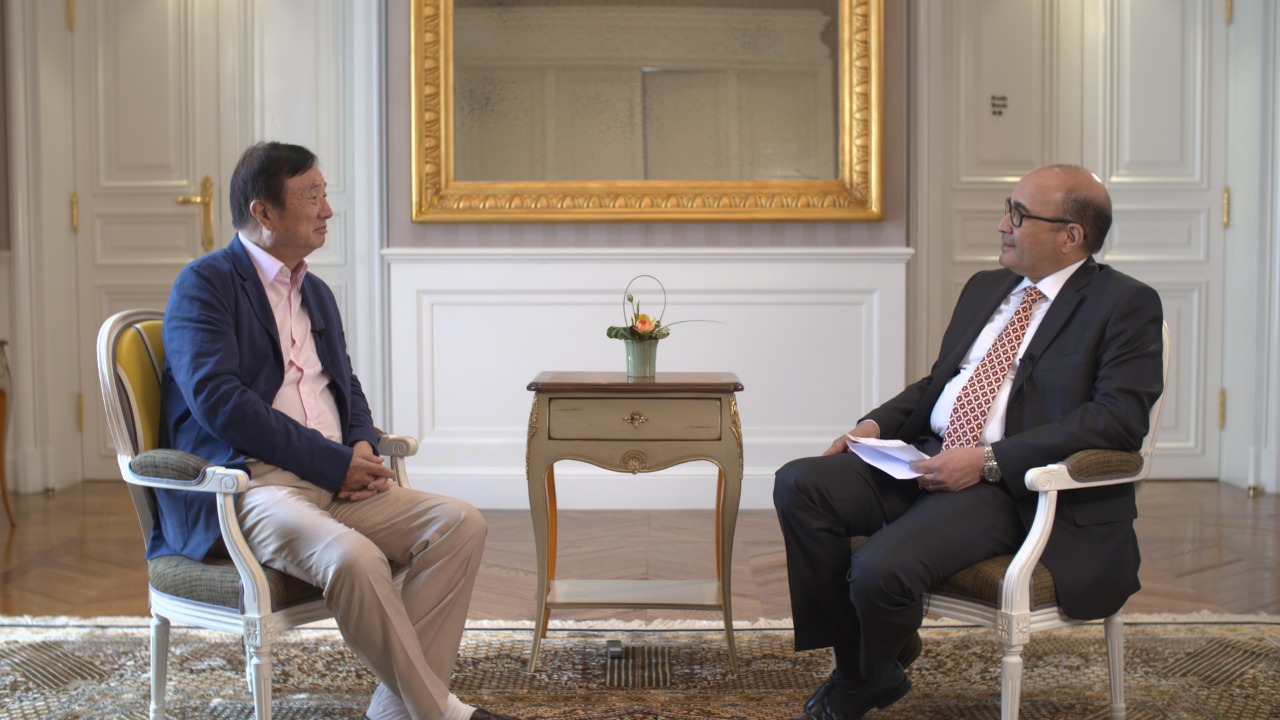 رئيس شركة هواوي خلال حواره مع علاء ثابت رئيس تحرير الأهرام