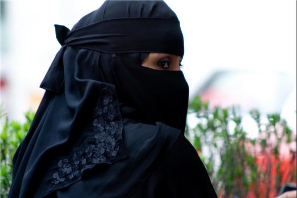 حكم خلع النقاب للضرر
