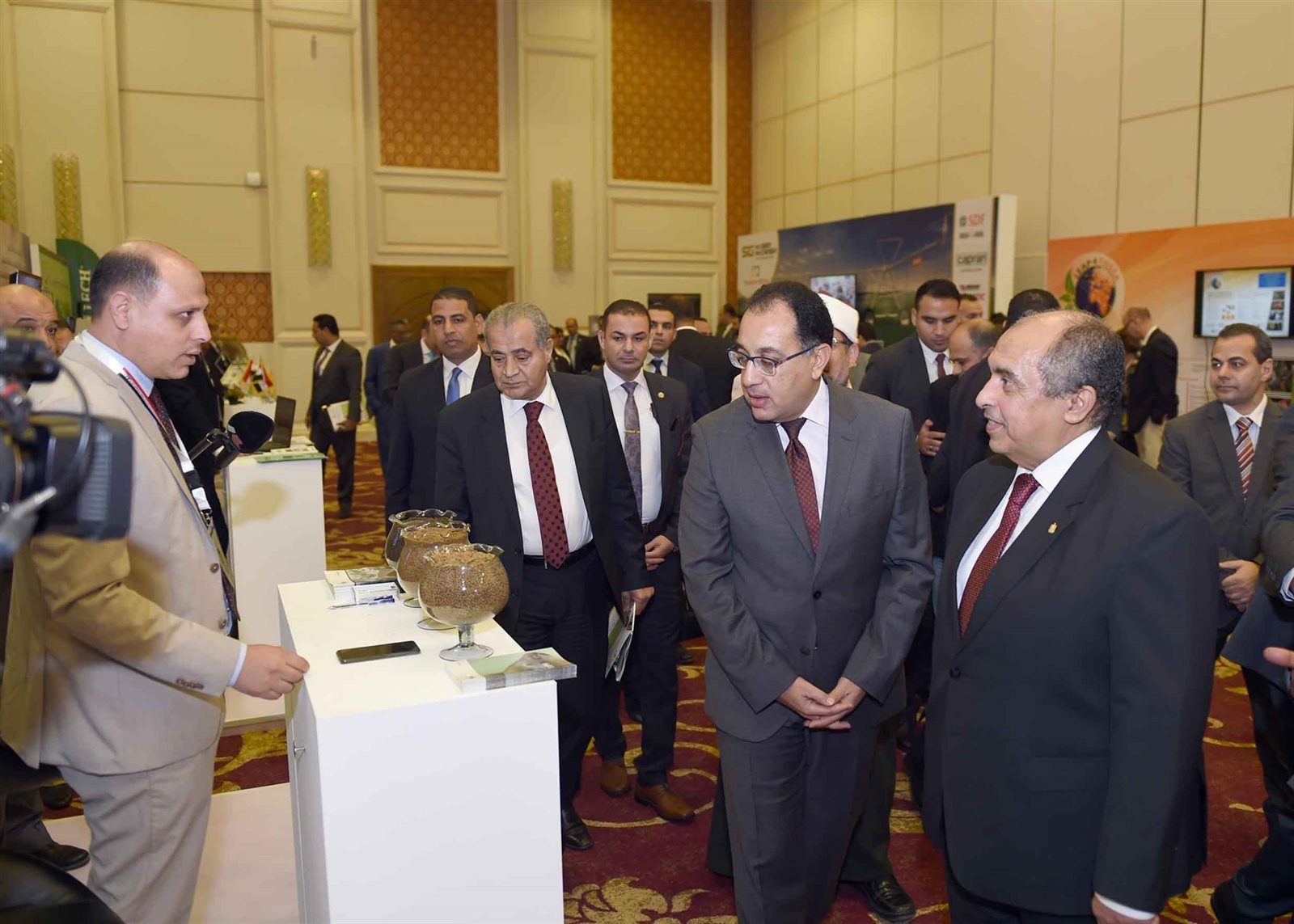 رئيس الوزراء يتفقد المعرض رئيس الوزراء يتفقد المعرض