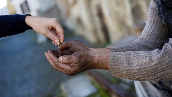 إذا تصدق عن الميت.. فهل له أجر الصدقة ؟