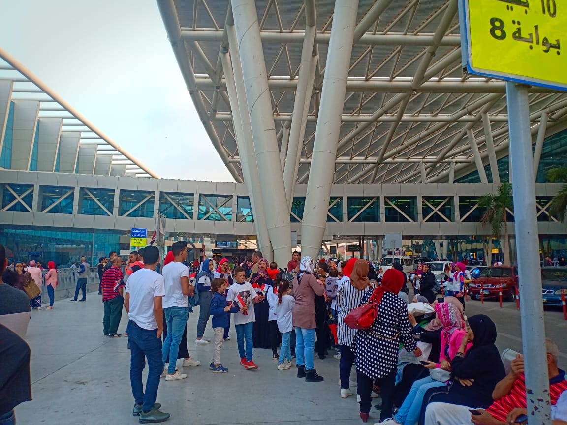 الجماهير في مطار القاهرة 