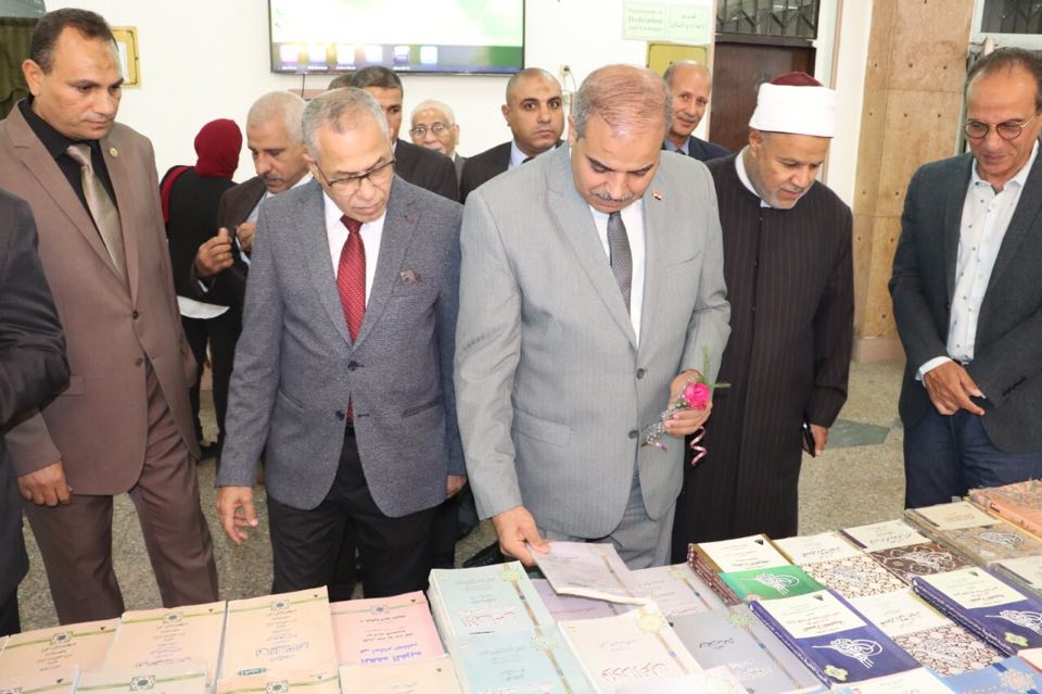رئيس جامعة الأزهر يفتتح معرضا بالتعاون مع الهيئة المصرية الع رئيس جامعة الأزهر يفتتح معرضا بالتعاون مع الهيئة المصرية الع