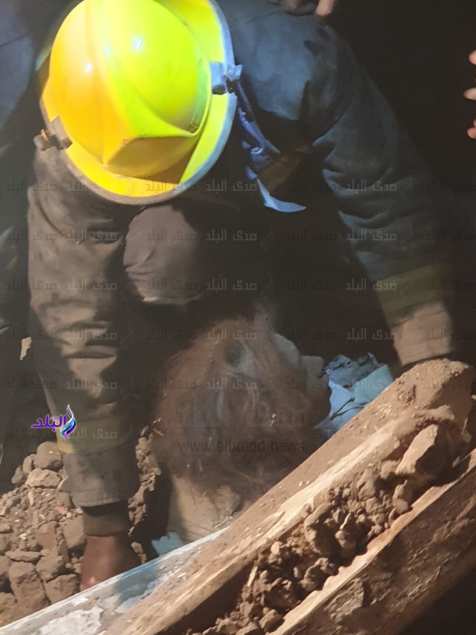 فتاة اسفل الانقاض