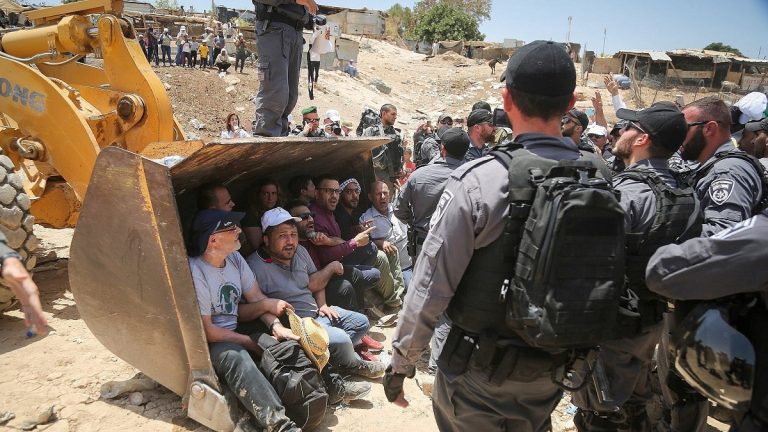 الحكومة الفلسطينية تمنع إسرائيل من الاستيلاء على أراضي سلفيت الحكومة الفلسطينية تمنع إسرائيل من الاستيلاء على أراضي سلفيت