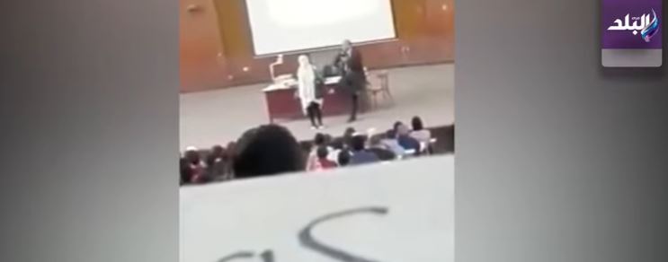 مشادة بين طالبة واستاذ جامعي 