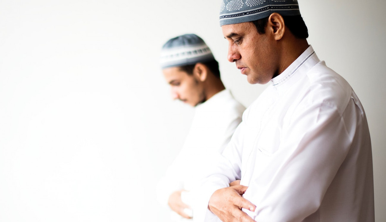 أتم صلاته خلف إمام مسافر