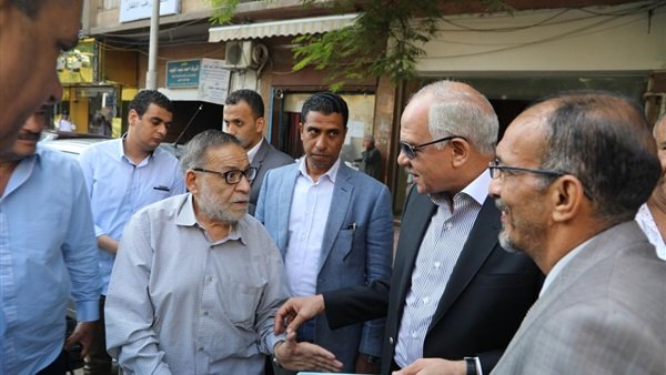 محافظ الجيزة يتفقد العقار المائل 