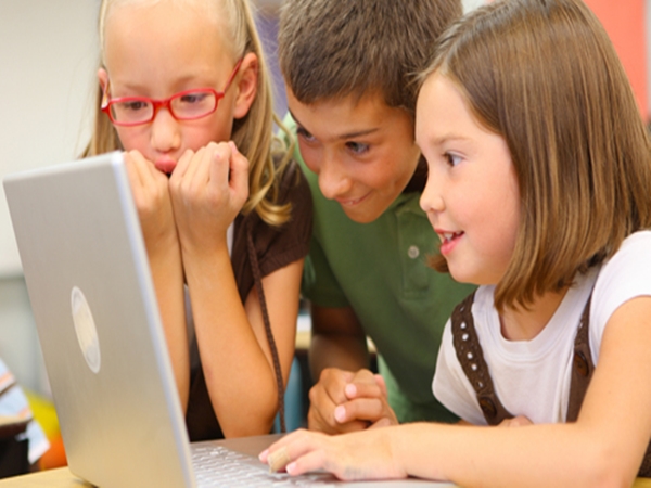 مخاطر إدمان الفيسبوك على الأطفال