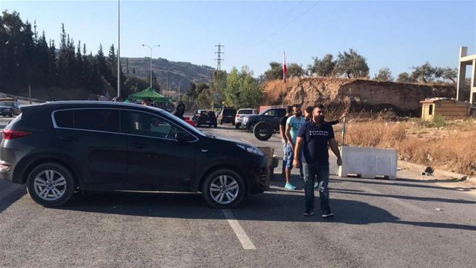 محتجون يغلقون الطرق في لبنان 