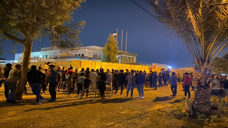 محتجون أمام القنصلية الإيرانية بكربلاء محتجون أمام القنصلية الإيرانية بكربلاء