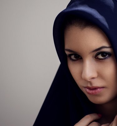 حكم ظهور لون الشعر من تحت الطرحة