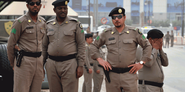 القبض على سيدة أفريقية تصنع الخمور في السعودية القبض على سيدة أفريقية تصنع الخمور في السعودية