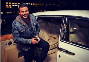 عمرو دياب مع الرولز رويس