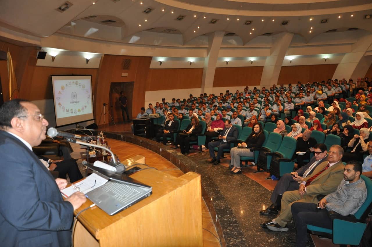 جامعة حلوان تنظم ندوة بعنوان "دور الشباب فى مواجهة تحديات ال جامعة حلوان تنظم ندوة بعنوان "دور الشباب فى مواجهة تحديات ال