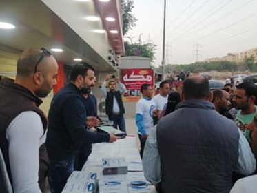 مستقبل وطن يوزع الحلوى على أهالى حدائق الأهرام