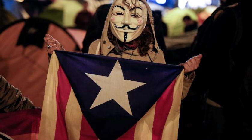 متظاهر يرتدي قناع جاي فوكس