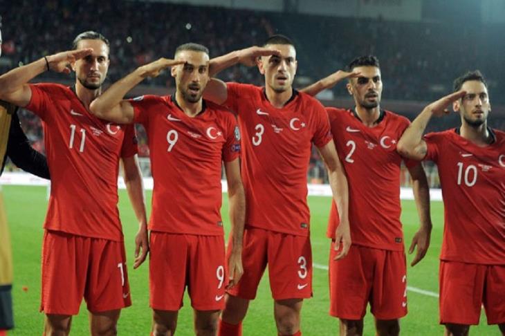 المنتخب التركي يؤدي تحية عسكرية أثناء إحدى مبارياته المنتخب التركي يؤدي تحية عسكرية أثناء إحدى مبارياته