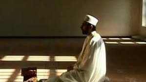 هل تصح إمامة القعيد للمصلين الأصحاء؟