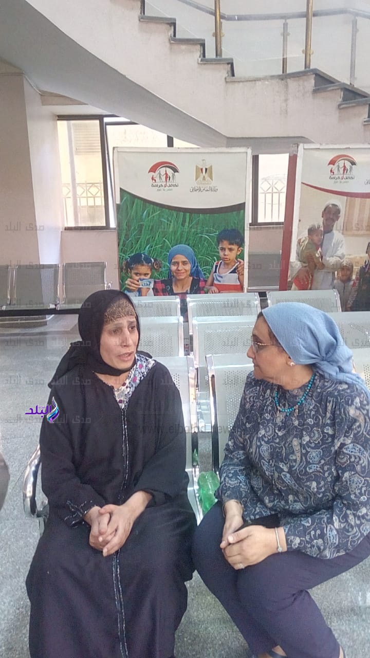 التدخل السريع يتعامل مع سيدة بلا مأوى لإنقاذها من الشارع التدخل السريع يتعامل مع سيدة بلا مأوى لإنقاذها من الشارع