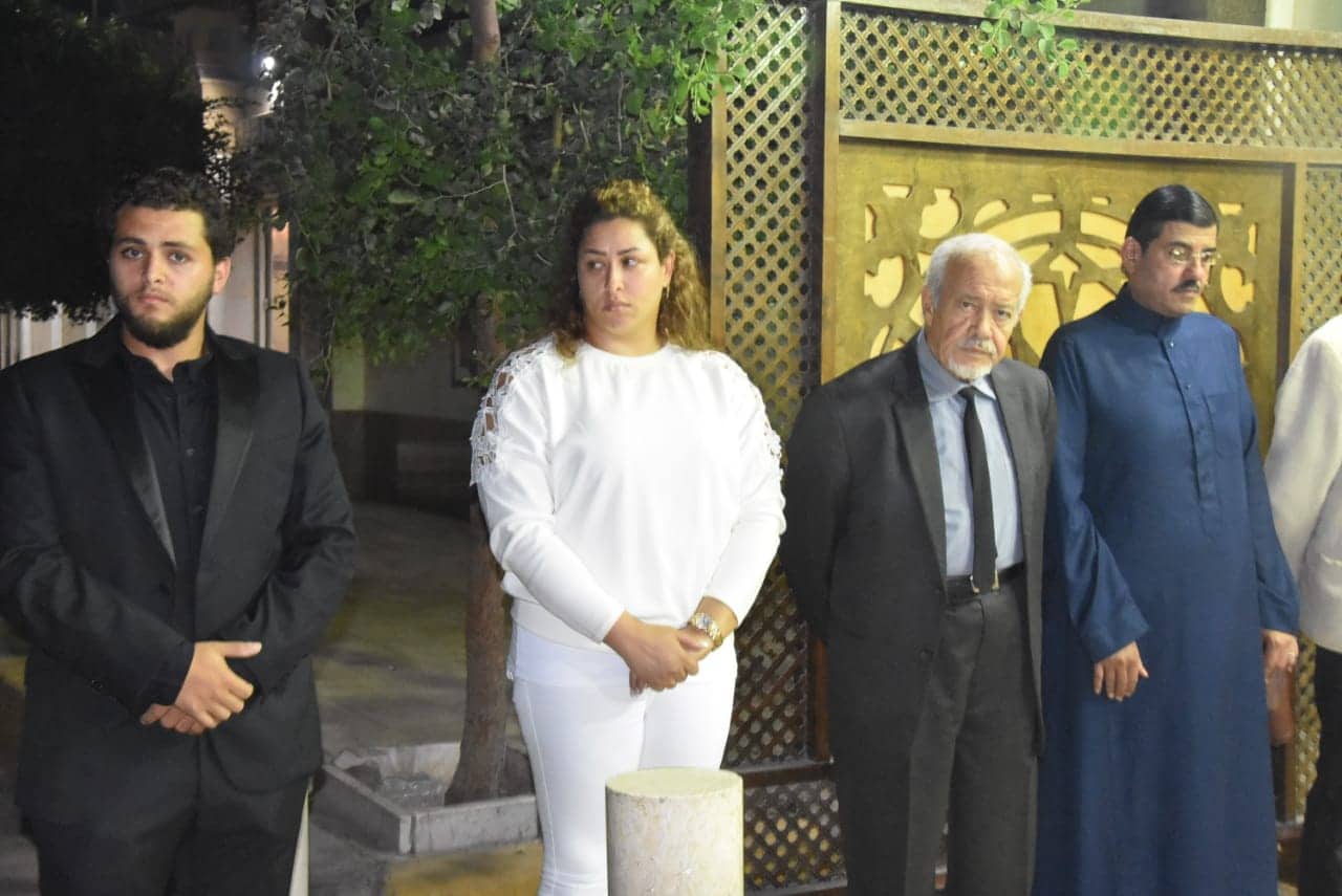 لوبا الحلو تتلقى عزاء والدها بالأبيض لوبا الحلو تتلقى عزاء والدها بالأبيض