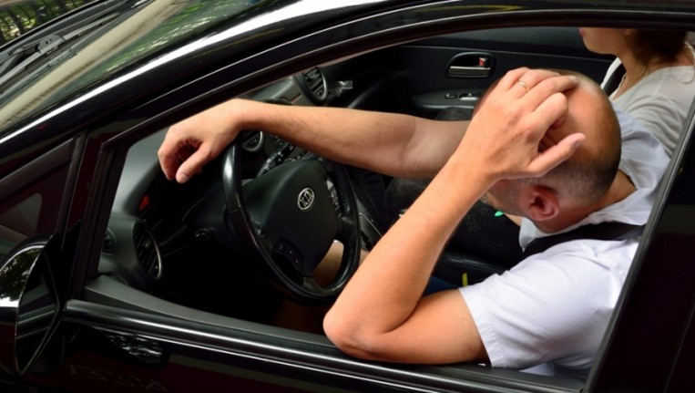 أخطاء ترتكبها يوميا تدمر سيارتك .