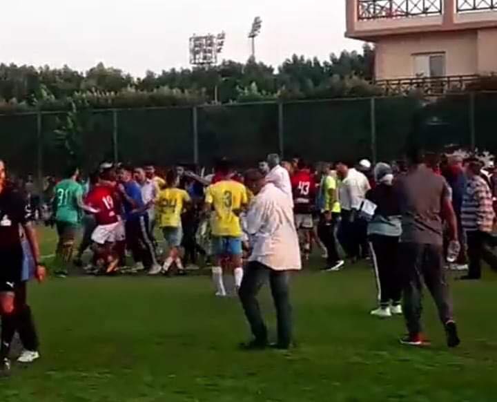 جانب من الاشتباكات بين الفريقين