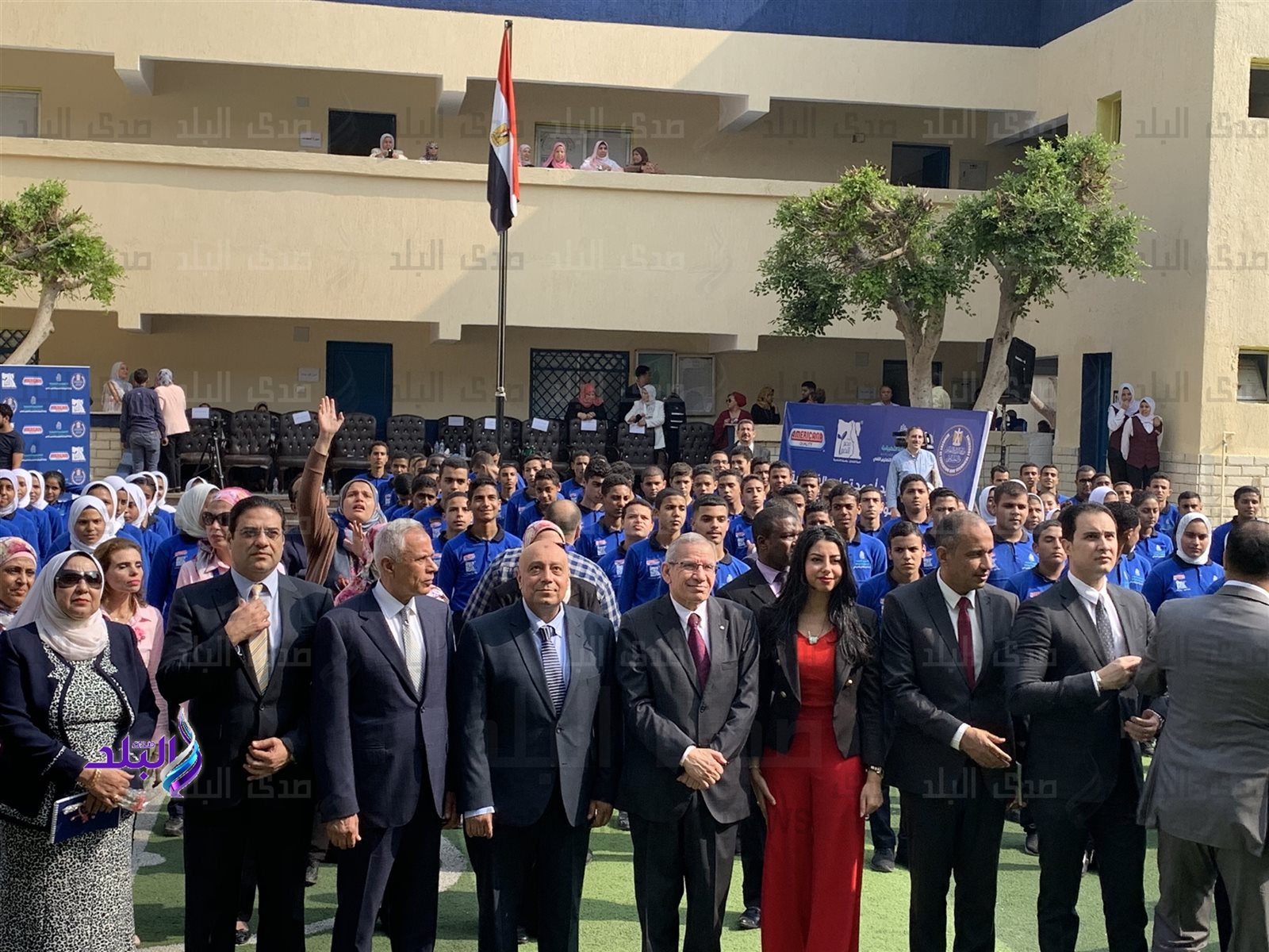 صورة مع الطلاب