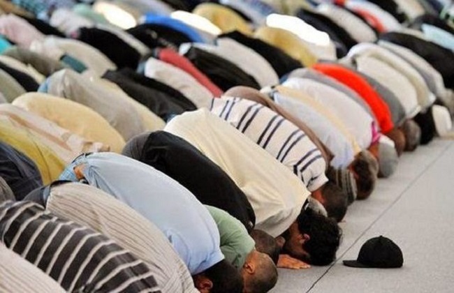 هل يجوز الصلاة خلف إمام لا يجيد القراءة 