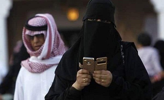 تفتيش المرأة في هاتف زوجها