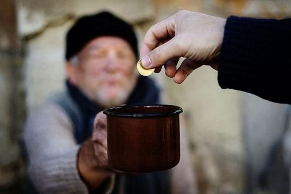 حكم من نوى إخراج صدقة لشخص ورجع فيها لتبين أنه لا يحتاجها