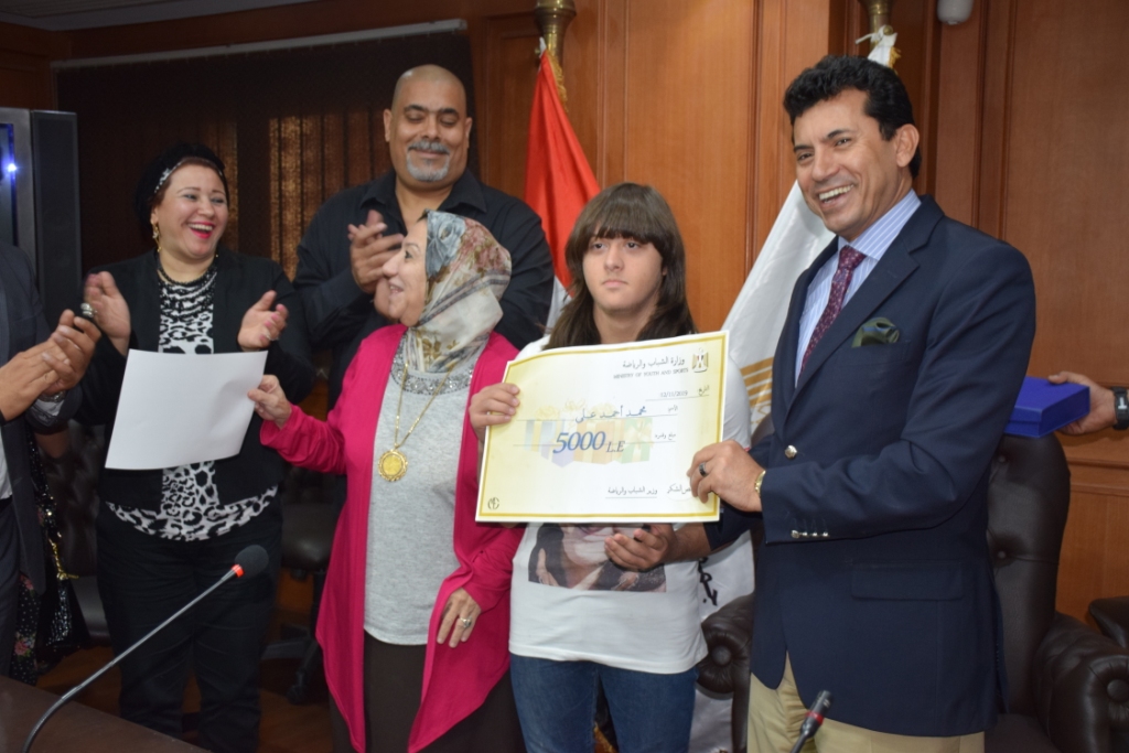 وزير الرياضة يكرم أول طفل مصري من ذوي الهمم