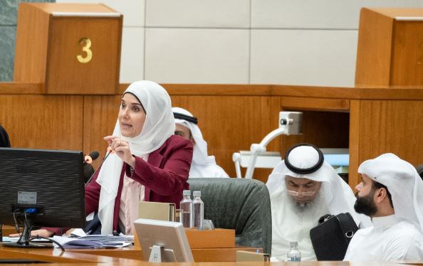 وزيرة الاشغال الكويتية اثناء الاستجواب في مجلس الامة 