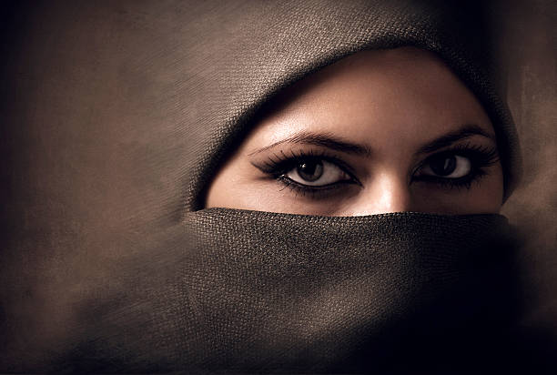 حكم لبس المرأة النقاب مع ظهور الحواجب حكم لبس المرأة النقاب مع ظهور الحواجب