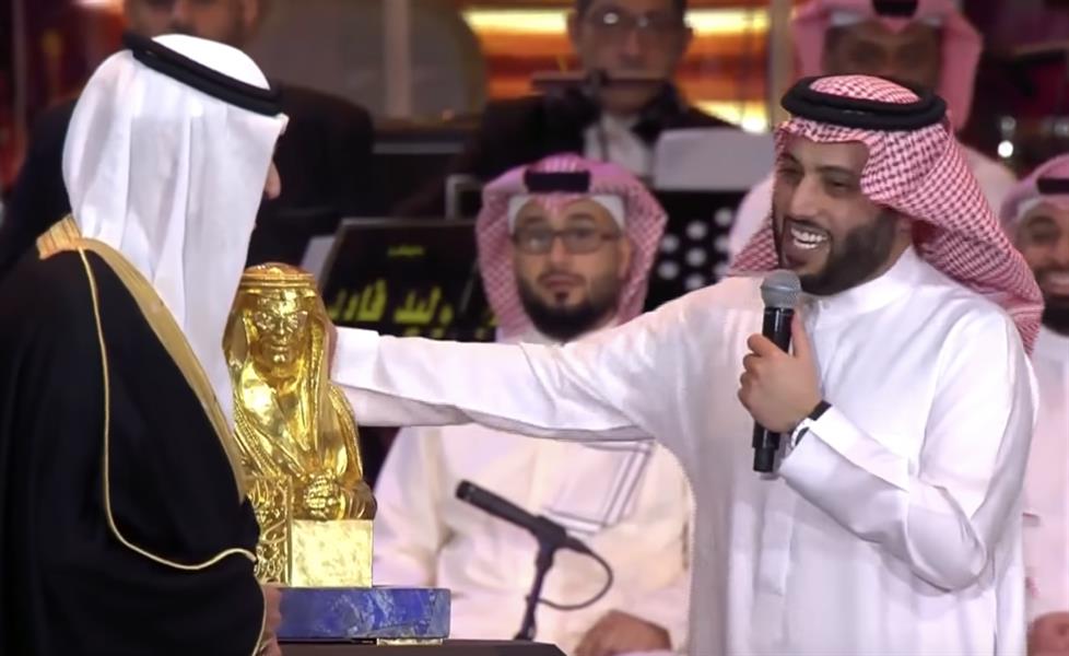 تركي آل الشيخ يكرم الشاعر الأمير بدر بن عبدالمحسن تركي آل الشيخ يكرم الشاعر الأمير بدر بن عبدالمحسن