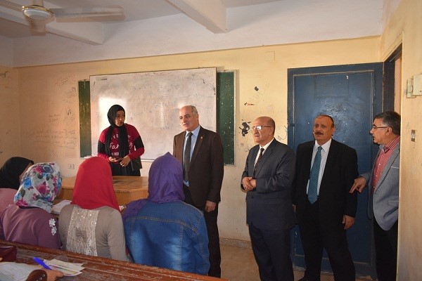 رئيس جامعة الفيوم في جولة تفقدية لكلية التربية