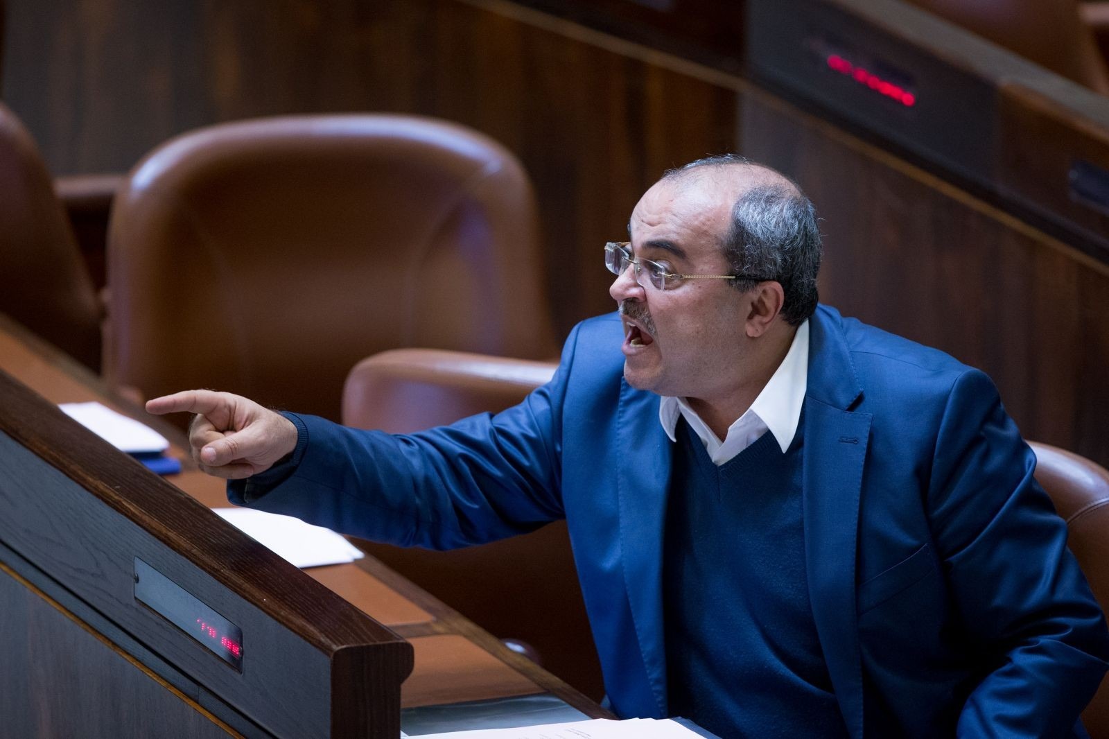 الطيبي يسب نتنياهو بسبب قصف غزة