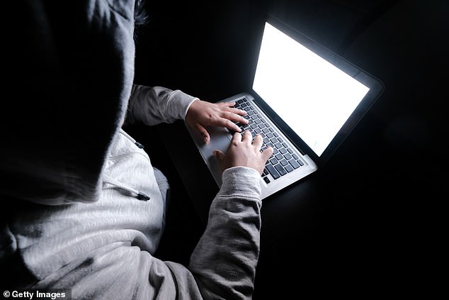 عبر الكاميرا الخاصة بك هاكرز يمكنهم تصويرك أثناء مشاهدة ال