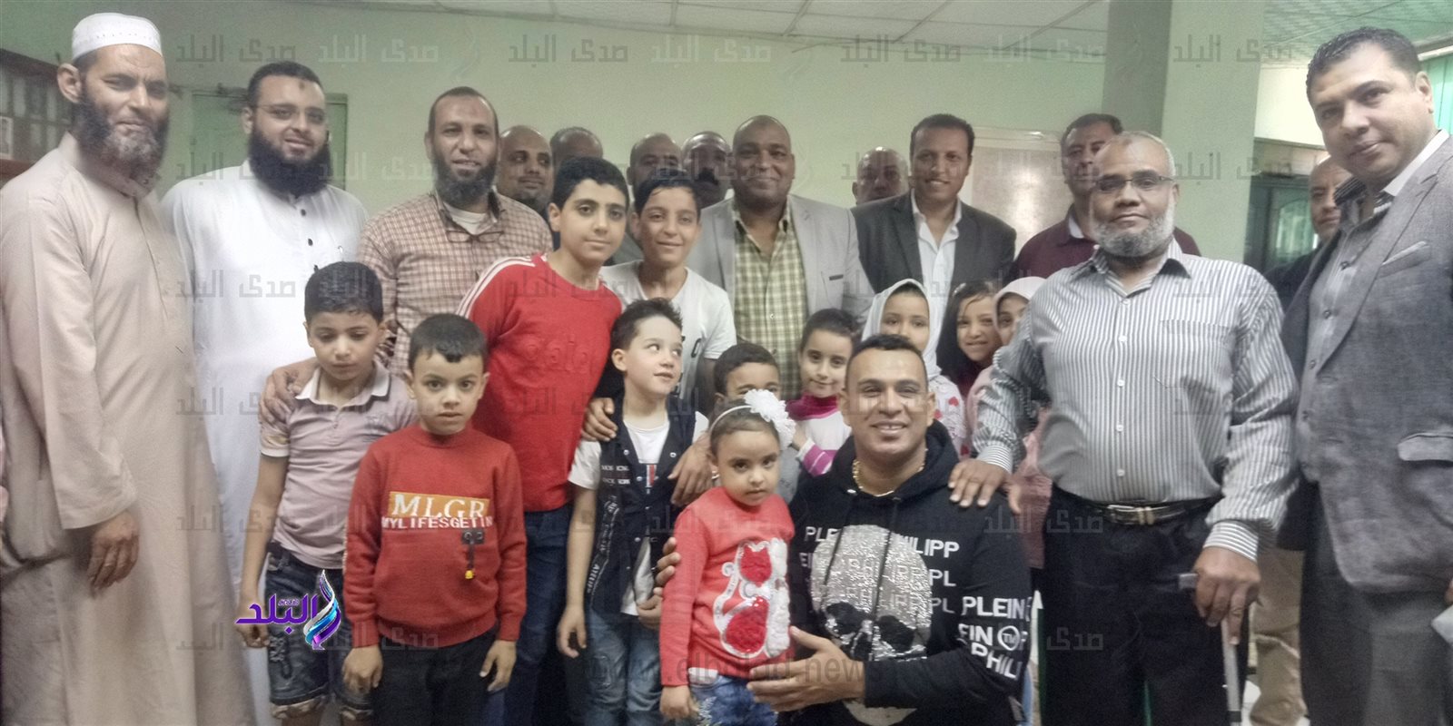 محمود الليثي ورئيس مدينة ابو النمرس مع حفظة االقرآن الكريم