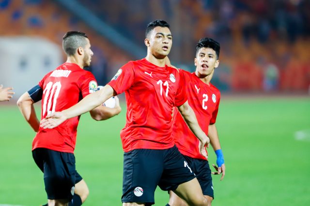 مصطفي محمد مع لاعبو منتخب الاولمبي