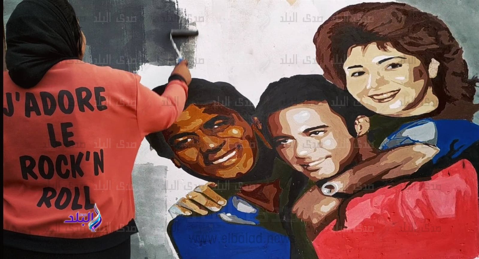 سارة ترسم جدارية لهيثم أحمد ذكي وأسرته 