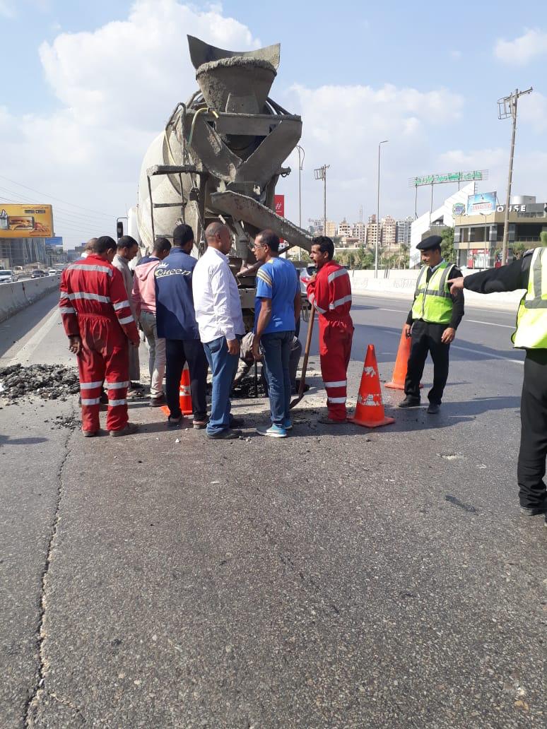 المرور تدفع بخدمات بمحيط اصلاح حفرة على الطريق الدائري المرور تدفع بخدمات بمحيط اصلاح حفرة على الطريق الدائري