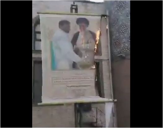 صورة خامنئي تحترق في إيران