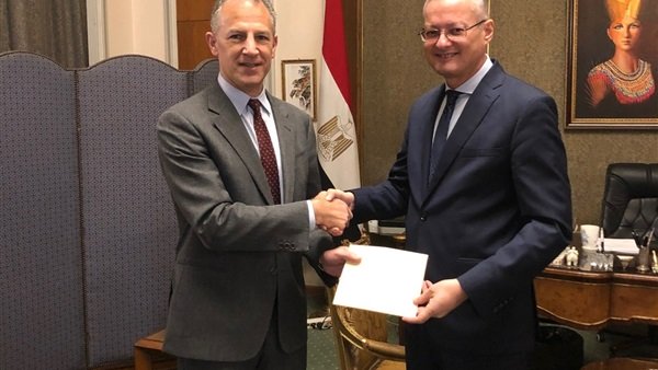 السفير الأمريكي خلال تقديم أوراق اعتماده