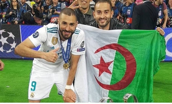 كريم بنزيما مع علم الجزائر