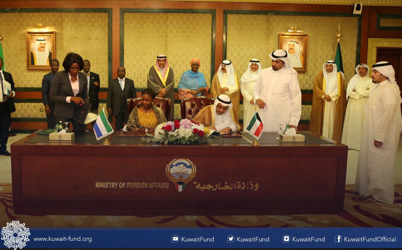 جانب من توقيع الإتفاقية جانب من توقيع الإتفاقية