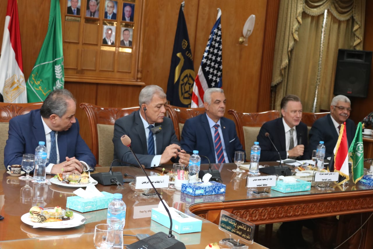 وفد من الجامعة الأمريكية وفد من الجامعة الأمريكية