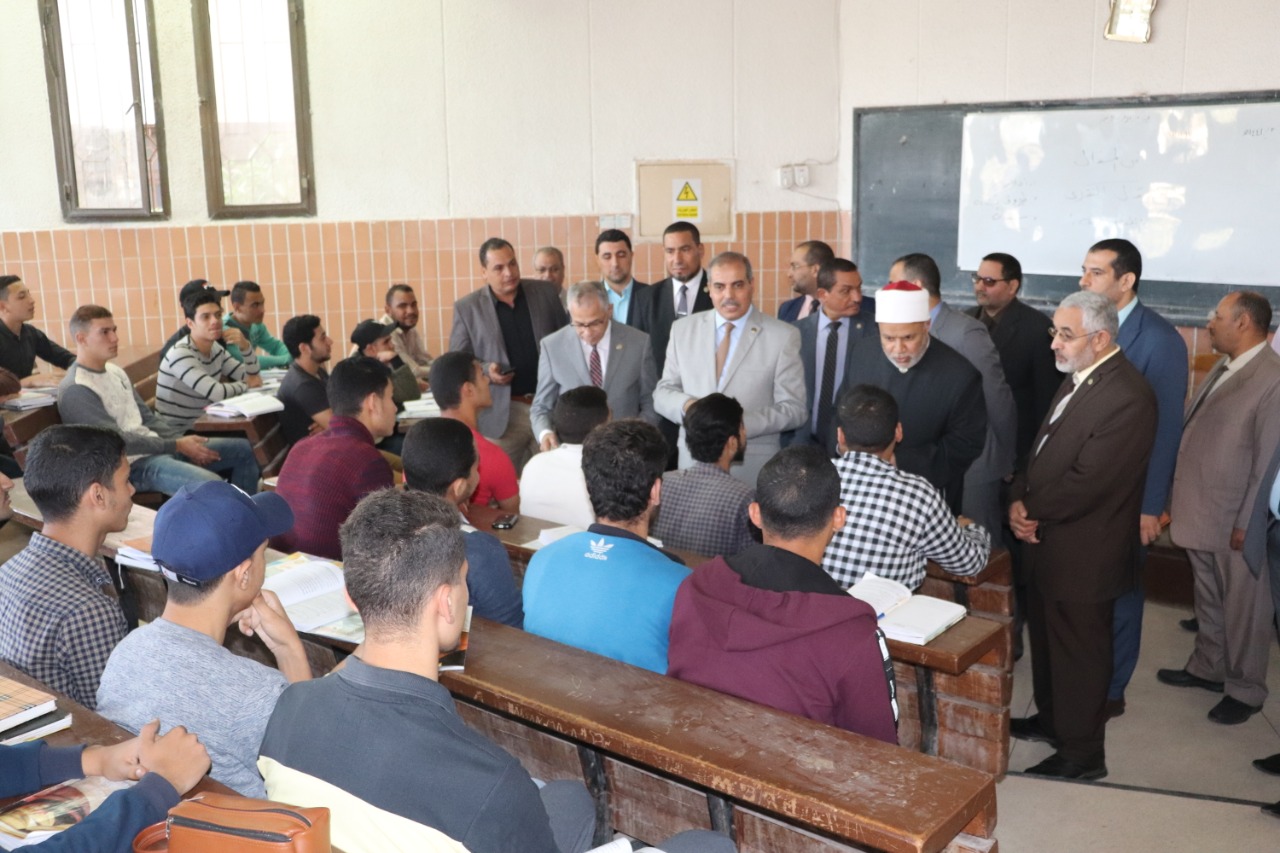 رئيس جامعة الأزهر يتفقد كلية اللغة العربية بالمنوفية ويكرم ا