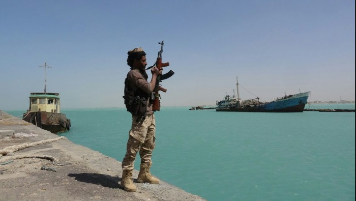 ميليشيات الحوثي تعلن احتجاز سفينة بالمياه الإقليمية اليمنية